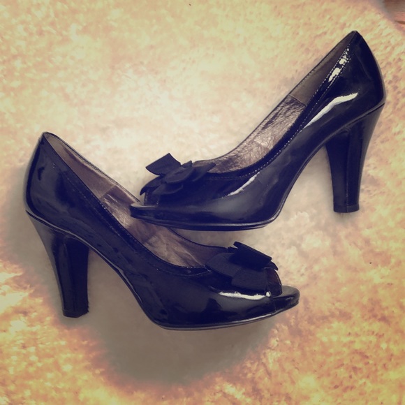 Black Heel with Bow - Picture 1 of 1